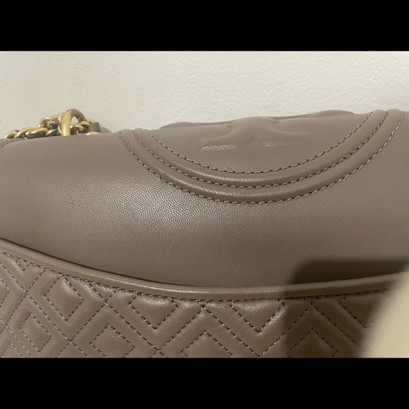 Tory Burch FLEMING CONVERTIBLE SHOULDER BAG. - Picture 2 of 15